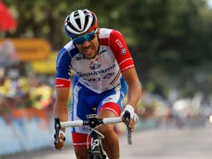 Der Franzose Thibaut Pinot verlor viel Zeit. Er wurde zum Opfer einer Windkante, die das Feld im Finale zersplittern liess (Bild: KEYSTONE/AP/CHRISTOPHE ENA)
