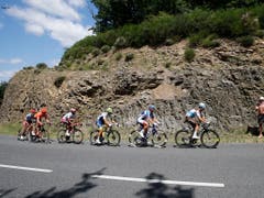 Die 10. Etappe wurde zuerst geprägt von einer sechsköpfigen Spitzengruppe, der mit Michael Schär (Zweiter von links) auch ein Schweizer angehörte (Bild: KEYSTONE/AP/CHRISTOPHE ENA)