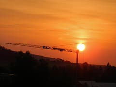 Der "Sonnen-Apfel", eine neue Apfelsorte aus Affeltrangen - die aufgehende Sonne über einer Baustelle. (Bild: Waltraut Kliem-Hörnlimann)