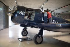 Zwei Kinder schauen ins Cockpit der flugbereiten North American AT-6 im Neubau des FFA-Museums. (Bild: Benjamin Manser)