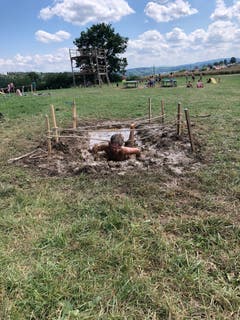 Dieser Schlamm-Parcours macht seinem Namen alle Ehre. Lagerbild: Jungwacht Wolhusen (Dinhard, 14. Juli 2019)