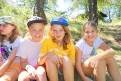 Erfreute Kinder geniessen ihre Zeit im Pfarreilager Kägiswil.Lagerbild: Pfarreilager Kägiswil (Visperterminen, 16. Juli 2019)
