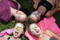 Auch ein bisschen Wellness darf man sich im Sommerlager ab und zu gönnen. Lagerbild: Pfarreilager Neuenkirch (Melchtal, 14. Juli 2019)