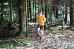 Erkundungstour im Wald im gemeinsamen Lager der Jungscharen Obwalden, Uri, Stans und Hochdorf. Bild: Manuela Jans-Koch (Hellbühl, 7. Juli 2019)