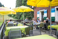 Die Gartenbeiz des Berghauses Ricketschwendi. (Bild: Manuela Jans-Koch, Kriens, 14. Juli 2019)