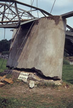 Das Sicherheitsrisiko war Ende der 1970er Jahre zu gross, sodass man nicht mehr auf dem Ganggelisteg schaukeln durfte. (Bild: PD/Albin De Boni)