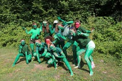 Diesen schaurigen Inselbewohnerinnen mussten sich die Mädchen des Blaurings Steinhausen stellen.Lagerbild: Blauring Steinhausen (Bargen, 13. Juli 2019)