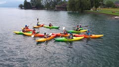 Die Mädchen und Buben vom Ferienpass Nidwalden zeigen ihr Können beim Kanufahren. Lagerbild: Ferienpass Nidwalden (Stans, 8. Juli 2019)