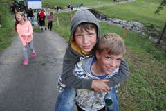 Unterstützung beim Aufstieg: Samuel trägt Lars auf dem Rücken hoch. Lagerbild: Pfarreilager Neuenkirch (Melchtal, 10. Juli 2019)
