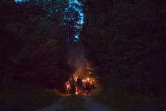Bei der Fackelwanderung der Jungwacht Sins entsteht idyllische Stimmung. Lagerbild: Jungwacht Sins (Zeihen, 9. Juli 2019)