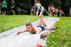 Rutschige Partie: Die Jungwacht Altishofen funktioniert ihre Ausrüstung kurzerhand zur Wasserrutschbahn um.Bild: Manuela Jans-Koch (Lungern, 11. Juli 2019)