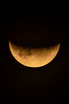 Der Mondaufgang um 22:10 Uhr mit Beginn der Teilverdunkelung. (Bild: Andy Krähenbühl, Hergiswil, 16. Juli 2019)