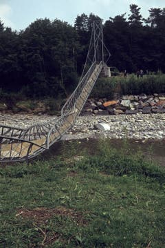 Der Ganggelisteg liegt zerstört im Thurbett. Der Steg stürzte am 3. Juli 1979 ein. (Bild: PD/Albin De Boni)