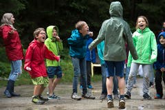 Ohren zuhalten: Die Kinder von der Pfadi Malters geben bei ihrem Schreispiel Vollgas. Bild: Dominik Wunderli (Wassen, 8. Juli 2019)