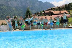 Die Wölfe der Pfadi Reuss üben sich im «Synchron»-Springen. Lagerbild: Pfadi Reuss (Habkern, 16. Juli 2019)