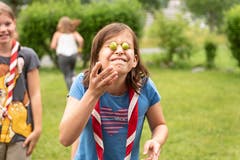 Für dieses Spiel mussten die Kinder beide Augen zudrücken.Lagerbild: Pfadi Arth-Goldau, Meute Pegapeia (Walenstadt, 9. Juli 2019)