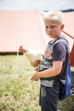 Joshua Zgraggen der Jungschar Hochdorf mit seinem tierischen Freund. Bild: Manuela Jans-Koch (Hellbühl, 7. Juli 2019)