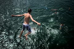 Sommer-Mutprobe: Ein Junge springt von der Brücke in Stein am Rhein ins Wasser. (Bild: Benjamin Manser)