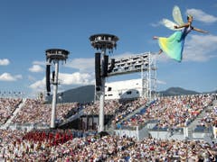 Eine Libelle fliegt durch die Arena. (Bild: Keystone/LAURENT GILLIERON)