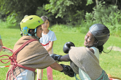Mit einer Runde Boxen bereiten sich die Kinder der Jungschar Markuskirche Luzern auf ihren «Kampf gegen die Indianer» vor. (Lagerbild: Jungschar Markuskirche Luzern, Uerzlikon, 16. Juli 2019)