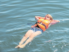 Entspannen auf dem Zugersee. (Lagerbild: Schweizer Kinderhilfswerk Kovive, Zug, 16. Juli 2019)
