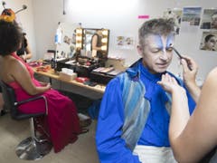 Das Schminken der Darsteller braucht Zeit. (Bild: Keystone/LAURENT GILLIERON)