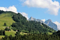 Ein anderer Blickwinkel auf die Mythen, vom Mostelberg aus gesehen. (Bild: Josef Habermacher, Sattel-Mostelberg, 18. Juli 2019)