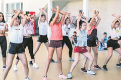 Die Dancecamp-Teilnehmerinnen in Willisau zeigen ein erstes Mal, was sie bisher gelernt haben. (Lagerbild: Verein The Dance Union, Willisau, 17. Juli 2019)