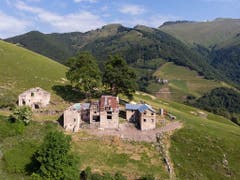 Am Fusse des Monte Generoso liegt die Ruine des ehemaligen Zweitwohnsitzes der Familie Cantoni aus dem 18. Jahrhundert. (Bild: Keystone/DAVIDE AGOSTA)