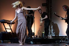 Barfüssig auf der Bühne und bewegungsfreudig: Joss Stone. (Bild: Alexandra Wey/Keystone, Luzern, 19. Juli 2019)