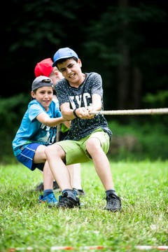 Kinder der Jungwacht Altishofen ziehen, was die Arme hergeben. (Bild: Manuela Jans-Koch, Lungern, 11. Juli 2019)