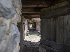 Die Brüder Luca und Samuel Cereghetti wollen die Anlage restaurieren und sie in ein agritouristisches Zentrum verwandeln. (Bild: Keystone/PABLO GIANINAZZI)