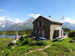 Der Name ist hier Programm: Die Sunniggrathütte liegt auf einer von der Sonne verwöhnten Geländeterrasse hoch über dem lieblichen Arnisee, auf einer Höhe von 1978 m.ü.M. Sie ist eine in Privatbesitz (Martin Gnos, Amsteg) befindliche Berghütte im Kanton Uri. In den heissen Sommertagen bietet das Seeli gleich unter der Hütte eine angenehme Abkühlung. Das nahegelegene Sunniggrätli ist ein hervorragender Aussichtspunkt ins Reusstal und auf die Dreitausender der Urner Alpen. (Bild: Hans Truttmann, Arnisee, 16. Juli 2019)