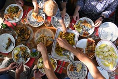 An der Tafel schmeckt es allen.