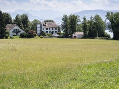 Dieses rund 18'000 Quadratmeter grosse Grundstück in Rapperswil-Jona direkt am Zürichsee hat Tennisspieler Roger Federer gekauft . Wann mit dem Bau der Villa mit Tennisplatz begonnen wird, ist noch unklar. (Bild: KEYSTONE/ENNIO LEANZA)
