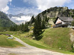 Dank der klugen Umsetzung vom Dorf zum Stausee entstand in der Göscheneralp ein wunderschönes Erholungsgebiet mit Hotel und Restaurant. Von hier aus kann der Tourist den floraträchtigen Staudamm und den Göscheneralpsee mit der herrlichen Bergkulisse bestaunen und drei imposante Bergwege zu drei verschiedenen Berghütten begehen. (Bild: Jakob Calcagni, Göschenen, 18. Juli 2019)