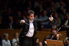 Lahav Shani. Er war als Kind Klaviersolist beim Orchester, das er bald leitet.