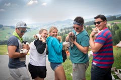Streicheleinheiten für die tierischen Gäste im Rontallager. (Bild: Ralph Ribi, Gontenbad, 17. Juli 2019)