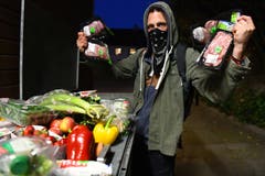 In Aktion: Der Thurgauer Mülltaucher und Lebensmittel-Retter. (Bilder: Helio Hick)
