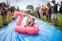 Im Rontallager von fünf Organisation aus Ebikon und Buchrain vergnügen sich die Jugendlichen auf der selbst gelegten Rutschbahn. (Bild: Ralph Ribi, Gontenbad, 17. Juli 2019)