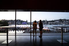Auch aus dem Inneren des KKL konnte man die Atmosphäre geniessen. (Bild: Alexandra Wey/Keystone, Luzern, 19. Juli 2019)