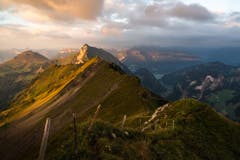 Ein Zeltausflug in die Berge ist eine wunderbare Möglichkeit zur Abkühlung nach einem heissen Sommertag im Tal. Mit diesem Gedanken im Kopf unternahm ich am 11. August letzten Jahres zusammen mit einem Freund einen Foto-Ausflug ins Isenthal. Nach einer schönen, wegen des Gepäcks etwas schweisstreibenden Wanderung am Zielort angekommen, suchten wir uns einen aussichtsreichen Übernachtungsplatz beim Vorder Jochli aus und verbrachten dort eine eher unbequeme Nacht. Das war jedoch halb so wild, weil wir während unseres Aufenthalts unterhalb des Schwalmis mit wunderbarem Licht, einer einzigartigen Bergkulisse und einem traumhaften Sternenhimmel belohnt wurden. (Bild: Marlies Planzer, Vorder Jochli in Richtung Gandispitz und Oberbauenstock, 11. August 2018)