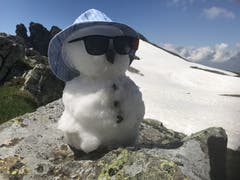 Trotz des heissen Wetters noch der letzte Schneemann auf 2400 Metern über Meer. (Bild: Ruedi Kempf, Gross Spitzen, Schächental, 28. Juni 2019)