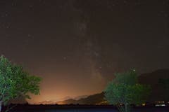Die Milchstrasse mit Jupiter über dem Baum unten rechts und Saturn etwas höher links von der Milchstrasse. Aufgenommen in Buchs. (Bild: Freddie Sorensen)