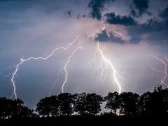 In den Kantonen Thurgau und St. Gallen tobten am frühen Dienstagmorgen heftige Gewitter. (Bild: KEYSTONE/EPA DPA/PATRICK PLEUL)