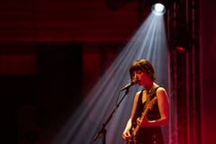 Die Britin Elena Tonra während ihres Auftritts. (Bild: KEYSTONE/Alexandra Wey, Luzern, 20. Juli 2019)