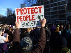 Demonstranten in mehreren Städten Australiens forderten die Regierung auf, Flüchtlinge aus den Internierungslagern auf Pazifikinseln nach Australien zu holen. (Bild: KEYSTONE/EPA AAP/JAMES ROSS)