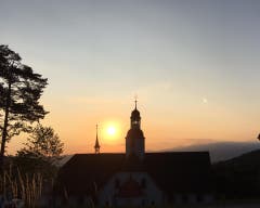 Sonnenaufgang über der Wallfahrtskirche Hergiswald. (Bild: Silvia Rymann, Obernau, 13. Juli 2019)