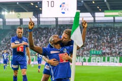 Christian Schneuwly, Blessing Eleke und Idriz Voca jubeln nach dem Tor zum 0:1(Bild: Martin Meienberger/freshfocus, St. Gallen, 20. Juli 2019)