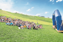 Die Teilnehmer des Rontallagers machen es sich auf der Wiese vor der Bühne bequem. (Bild: Ralph Ribi, Gontenbad, 17. Juli 2019)